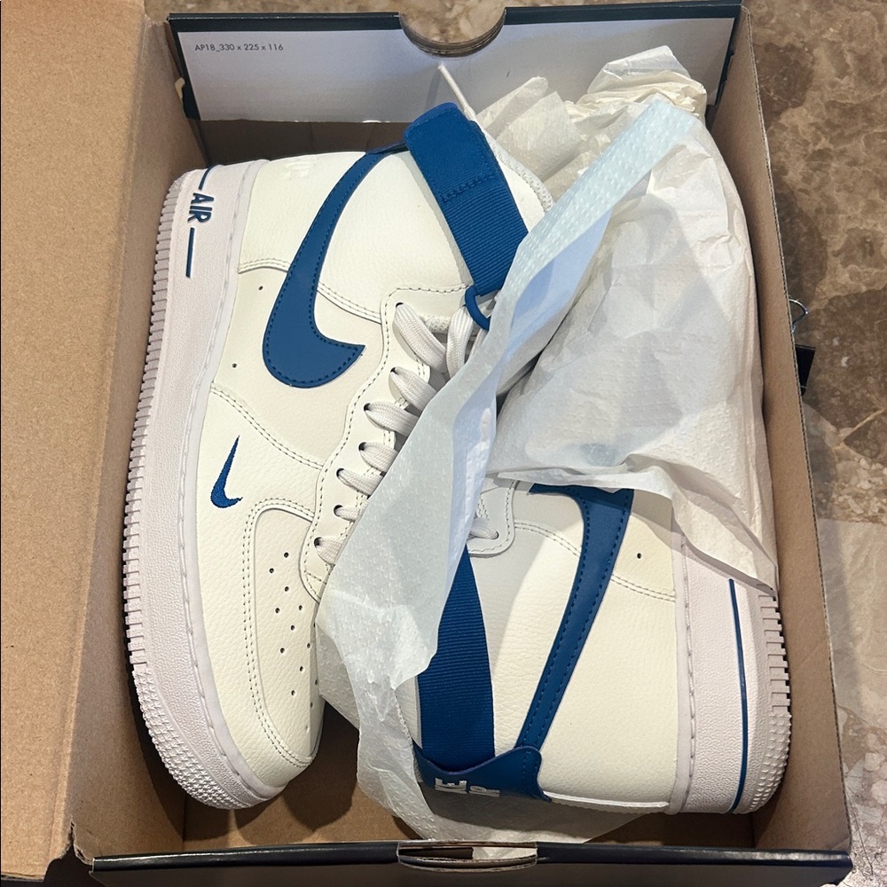 Nike Women’s  White and Blue Sneakers Size 8